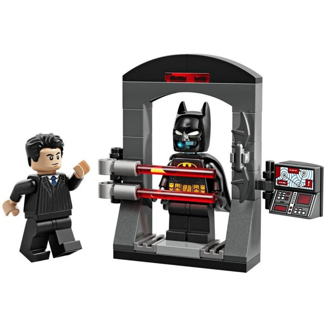 LEGO®  DC Comics™ Batman: Bruce Wayne and the Batsuit 30726